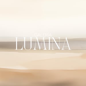 Pode incluir: Pintura abstrata em aquarela em tons neutros de bege, castanho e castanho. A palavra "LUMINA" &eacute; exibida em uma fonte grande e elegante, com a palavra "GALERIA" acima. A obra de arte tem um efeito suave e desfocado, criando uma sensa&ccedil;&atilde;o de calma e serenidade.
