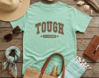 Tough as a Mother T-shirt - verontruste collegiale mom graphic-T-shirt