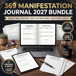 Può includere: Un set 369 Manifestation Journal 2027 con un laptop che mostra pagine di obiettivi, un tablet con una pagina di affermazione, fogli stampati, una tazza nera con il testo Focus & Manifest e una penna nera.