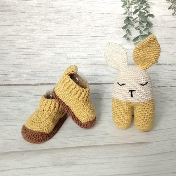 Ver en Etsy: Set for Newborn Baby: Yellow Booties and Crochet Bunny, Gift for Pregnant Mom Set for Newborn Baby: Yellow Booties and Crochet Bunny, Gift for Pregnant Mom