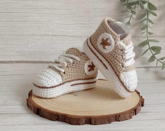 Handgjorda virkade babysneakers, kamelfärgade bomullsskor för nyfödda