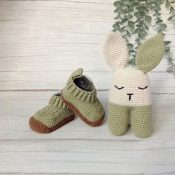 Ver en Etsy: Newborn Baby Gift: Green Crochet Booties and Bunny Doll, Gift for Pregnant Friend. Newborn Baby Gift: Green Crochet Booties and Bunny Doll, Gift for Pregnant Friend.