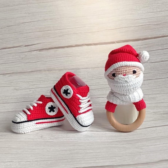 Ver en Etsy: Crochet Baby Booties and Santa Rattle Christmas Gift Crochet Baby Booties and Santa Rattle Christmas Gift