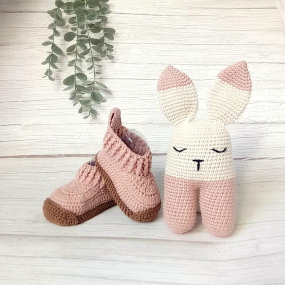 Ver en Etsy: Newborn Set: Pink Crochet Booties and Bunny Amigurumi, Handmade Baby Gift for Pregnant Mom Newborn Set: Pink Crochet Booties and Bunny Amigurumi, Handmade Baby Gift for Pregnant Mom