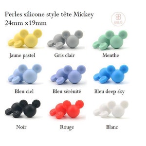 Puede incluir: Diez pares de cuentas de silicona en varios colores, con forma de cabeza de Mickey Mouse. Cada cuenta mide 24 mm por 19 mm. Los colores incluyen amarillo, gris, verde menta, azul claro, azul, negro, rojo y blanco.