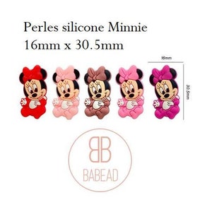 Op de afbeelding: Vijf siliconen Minnie Mouse-bedels in rood, roze, bruin, lichtroze en paars. Elke bedel is 16 mm x 30,5 mm en heeft een cartoon Minnie Mouse met een strik.