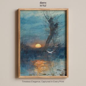 Puede incluir: Una pintura de acuarela de una puesta de sol sobre un lago con un árbol en primer plano. El sol es de color amarillo brillante y el cielo es de un azul suave. El agua es de un azul oscuro y hay algunas aves blancas volando en el cielo.