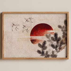 Könnte beinhalten: Gerahmter Kunstdruck mit einer roten Sonne, die über einer Landschaft mit drei fliegenden Vögeln untergeht. Das Kunstwerk hat eine Vintage-Ästhetik mit strukturiertem Hintergrund und Holzrahmen. Die Szene umfasst stilisierte Bäume.