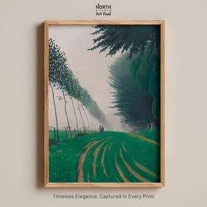 Może przedstawiać: Malowidło przedstawiające zielone pole z rzędem drzew po obu stronach. Drzewa są ciemnozielone, a pole jest jasnozielone. W oddali widać dwie postacie idące. Obraz jest oprawiony w jasną drewnianą ramę.