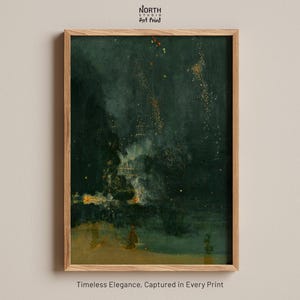 Pode incluir: Uma impressão de arte emoldurada com uma paisagem abstrata verde escuro e dourada. A obra de arte apresenta um estilo texturizado e pictórico com toques de amarelo e branco. A moldura é de madeira clara. O texto "Timeless Elegance, Captured in Every Print" está na parte inferior.