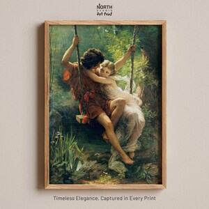 Può includere: Una stampa d'arte incorniciata raffigurante un dipinto di due figure su un'altalena in un bosco. Il testo NORTH STUDIO ART PRINT appare in alto, mentre il testo Timeless Elegance, Captured in Every Print appare in basso sulla cornice.