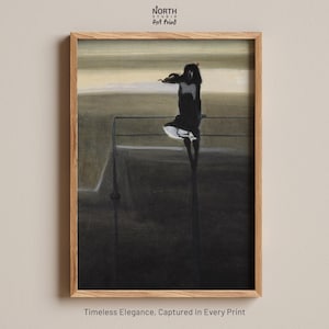 Pode incluir: Uma impressão de arte emoldurada com uma figura em um vestido preto contra um fundo escuro. A obra de arte está em uma moldura de madeira natural. A impressão inclui o texto "NORTH STUDIO Art Print" e "Timeless Elegance, Captured in Every Print".