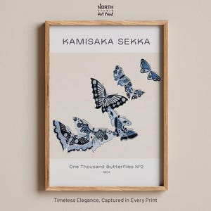 Stampa di farfalle, stampa di Kamisaka Sekka, arte giapponese d'epoca con farfalle, illustrazione di insetti, disegno della natura blu e nera, stampa del 1904