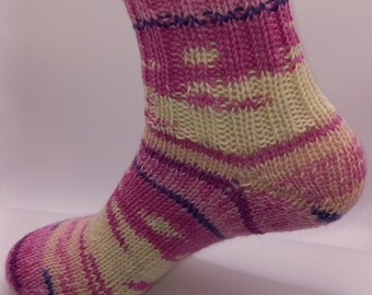 Handgestrickte Socken für Alltag und Freizeit aus feiner Merino Wolle in 4 verschiedenen Größen für warme Füße auch in Schuhen superweich