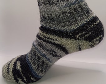 Handgestrickte Socken für Alltag und Freizeit aus feiner Merino Wolle in 4 verschiedenen Größen für warme Füße auch in Schuhen superweich