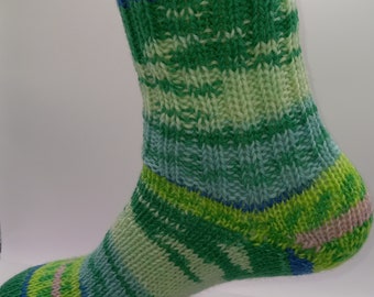 Handgestrickte Socken für Alltag und Freizeit aus feiner Merino Wolle in 4 verschiedenen Größen für warme Füße auch in Schuhen superweich