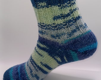 Handgestrickte Socken für Alltag und Freizeit aus feiner Merino Wolle in 4 verschiedenen Größen für warme Füße auch in Schuhen superweich