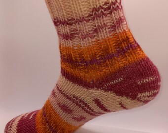 Handgestrickte Socken für Alltag und Freizeit aus feiner Merino Wolle in 4 verschiedenen Größen für warme Füße auch in Schuhen superweich