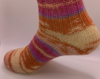 Handgestrickte Socken für Alltag und Freizeit aus feiner Merino Wolle in 4 verschiedenen Größen für warme Füße auch in Schuhen superweich