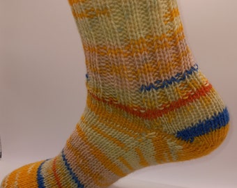 Handgestrickte Socken für Alltag und Freizeit aus feiner Merino Wolle in 4 verschiedenen Größen für warme Füße auch in Schuhen superweich