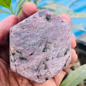 Rubis brut naturel Recorde keper violet incroyable formation tringale avec base de chakra de formation Grande taille 2700crt whight