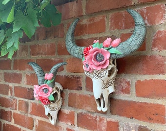 Widderschädel mit Blumen