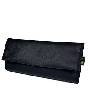 Pochette à tabac en cuir synthétique noir élégante et durable avec poche en papier pratique et fermeture Velcro sécurisée.