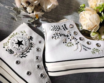 Gifts For Girlfriend/Converse Embroidery/Gift For Her/Strawberry Converse/Gifts For Mom/Embroidery Designs/Gifts For Her/Converse High Top