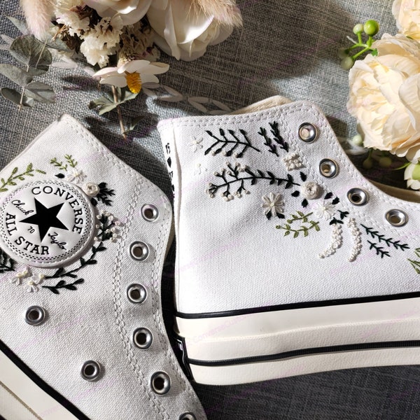 Gifts For Girlfriend/Converse Embroidery/Gift For Her/Strawberry Converse/Gifts For Mom/Embroidery Designs/Gifts For Her/Converse High Top