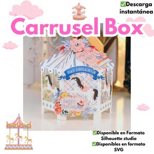 Puede incluir: Una caja de carrusel blanca y azul con un diseño floral rosa y blanco. La caja tiene una pancarta que dice "Day Dreamer" y una etiqueta que dice "Sweet Sweet". La caja es una descarga digital disponible en los formatos Silhouette Studio y SVG.