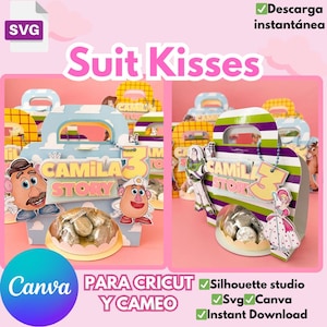 Puede incluir: Cajas de recuerdos de fiesta con temas azules y blancos con asas, con recortes de personajes y el texto "Suit Kisses" y "Camila's Story". Las cajas están decoradas con personajes de dibujos animados y el número "3".