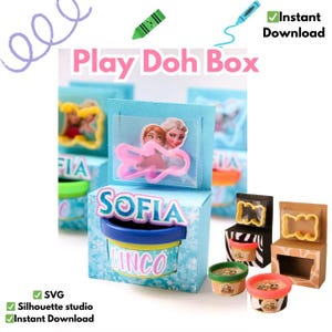 Puede incluir: Caja de Play-Doh artesanal con temática de Frozen en azul y blanco. La caja tiene un recorte para un contenedor de Play-Doh y una ventana transparente con un cortador de galletas rosa. El texto "SOFIA" y "CINCO" están en la caja.
