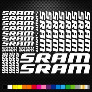 Könnte beinhalten: Eine Blatt mit weißen Vinyl-Aufklebern mit dem Wort "SRAM", das mehrmals in verschiedenen Größen und Ausrichtungen wiederholt wird. Die Aufkleber sind für die Verwendung an Fahrrädern gedacht.