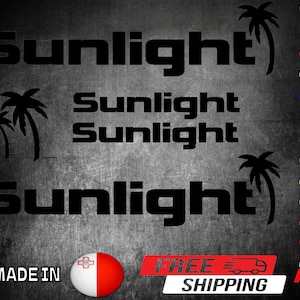 以下が含まれることがあります： 「Sunlight」という単語とヤシの木のグラフィックが描かれた白黒のステッカー。ステッカーは複数の色で入手できます。