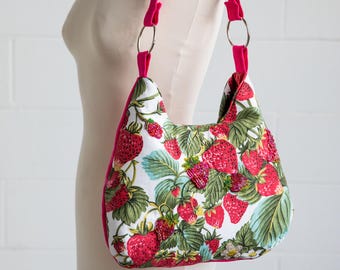 Bolso "Phoebe Fresas" bordado a mano con cuentas | Bolso Hobo de tela rosa con estampado de fresas