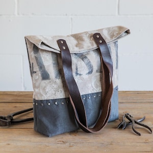 Shopper van zandkleurig puur katoen en grijs fluweel met handgedrukte Absolute Fabulous-letters en aangebrachte metalen studs