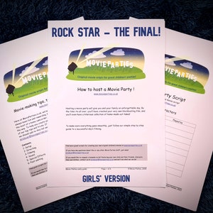 Puede incluir: Tres páginas blancas con el título "Rock Star - The Final!" y "Movie Parties" impresas en ellas. Las páginas son parte de una guía para organizar una fiesta de cine para niños. Las páginas incluyen instrucciones sobre cómo organizar una fiesta de cine, consejos para hacer películas y un guion de fiesta.