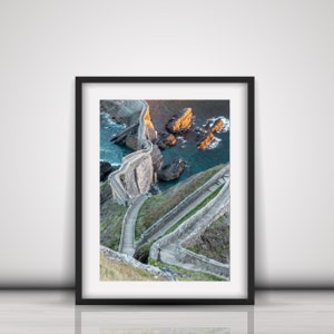 Descarga digital de la escalera de San Juan de Gaztelugatxe, Póster fotográfico en color imprimible, Arquitectura del País Vasco, Decoración de pared imprimible en España