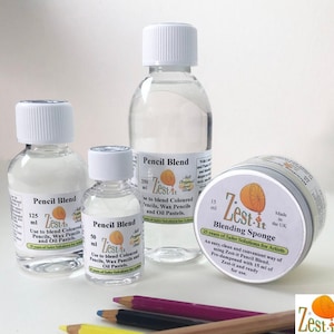 Könnte beinhalten: Eine Sammlung von Künstlerbedarf, darunter transparente Flaschen mit "Pencil Blend" und ein Mischschwamm. Die Flaschen haben weiße Deckel und Etiketten. Farbstifte sind im Vordergrund zu sehen.