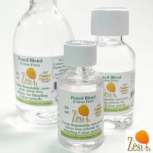 Könnte beinhalten: Drei transparente Flaschen Zest-it Pencil Blend (Citrus Free) Lösungsmittel zum Mischen von Farbstiften. Die Flaschen haben weiße Kappen und Etiketten mit Text und einer Zitrusfruchtgrafik. Die Größen sind 50 ml und 250 ml.