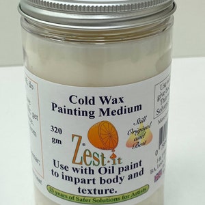 Può includere: Un barattolo trasparente di Zest-it Cold Wax Painting Medium con coperchio argentato. L'etichetta presenta testo e un'arancia. Il barattolo contiene 320g di medium a cera, da usare con colori a olio per dare corpo e consistenza.