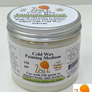 Può includere: Un barattolo di Zest-it Cold Wax Painting Medium, un prodotto per artisti. L'etichetta include il testo sull'uso della pittura a olio per aggiungere corpo e consistenza. Il barattolo è da 150 grammi.