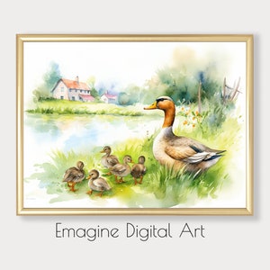 Op de afbeelding: Waterverf schilderij van een moeder eend met haar eendjes. De eenden bevinden zich in een grasrijk gebied bij een vijver met een huis op de achtergrond. Het schilderij is gemaakt in tinten groen, bruin en geel.