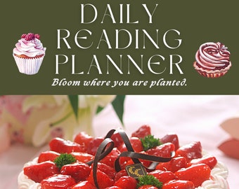 Puede incluir: Un pastel blanco con glaseado rosa y una cobertura de fresas. El pastel está decorado con rizos de chocolate y unas ramitas de perejil. El pastel está en un plato blanco con un borde dorado.