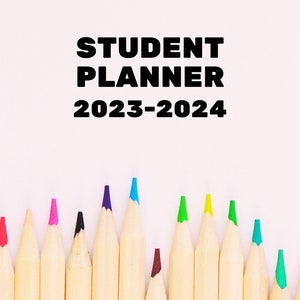 Puede incluir: Primer plano de un juego de l&aacute;pices de colores con cuerpos de madera y puntas afiladas. Los l&aacute;pices est&aacute;n dispuestos en una fila sobre un fondo blanco. El texto "STUDENT PLANNER 2023-2024" est&aacute; impreso en negro en la parte superior de la imagen.