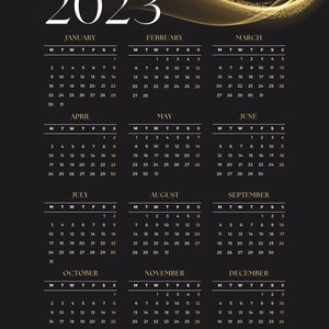 Puede incluir: Un calendario negro y dorado de 2023 con un dise&ntilde;o de onda de purpurina dorada. Cada mes se muestra con una cuadr&iacute;cula que muestra los d&iacute;as de la semana y las fechas.