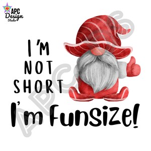 Pode incluir: Um gnomo vermelho e branco com barba branca e um chapéu vermelho com listras brancas. O gnomo está sentado com o braço direito levantado e o polegar para cima. O texto "I'm not short I'm Funsize!" está escrito em preto abaixo do gnomo.