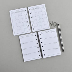 Pode incluir: Quatro folhas de agenda brancas com texto e linhas pretas para maio de 2024, com seis furos laterais. Duas folhas mostram um calendário mensal e duas uma vista semanal. Inclui uma caneta de metal prateada e dois clipes de papel prateados.
