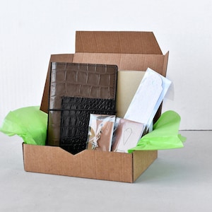 Agenda Traveler's Notebook tamaño pasaporte con recambios: agenda recargable de piel de cocodrilo, mensual y semanal, 2026-2027.