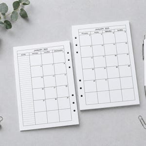 Pode incluir: Duas páginas de calendário de planejador branco para janeiro de 2025 com texto e linhas de grade em tinta preta. A página esquerda apresenta uma coluna de notas e os dias de segunda a quarta-feira, enquanto a direita mostra de quinta a domingo.